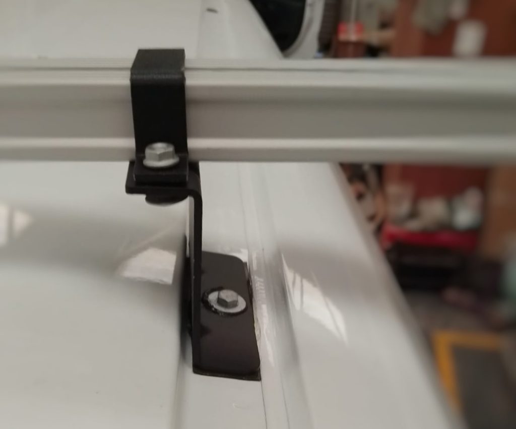 Profile view of an ULTI Bar+ roof bracket and bar